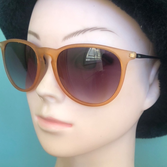 Ray-Ban \